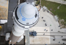 美國(guó)宇航局已與SpaceX等航空航天開(kāi)發(fā)商簽約以開(kāi)發(fā)可載人航天器