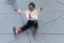 孩子爬上撫順地標建筑當滑梯網(wǎng)友直呼太危險