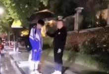 爸爸雨中訓(xùn)兒子傘卻撐在兒子頭上父愛如山啊