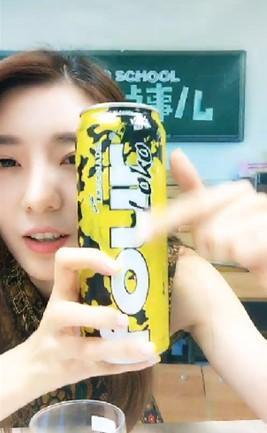 男主播被美女騙喝斷片酒FOUR LOKO 萬(wàn)人圍觀(圖)