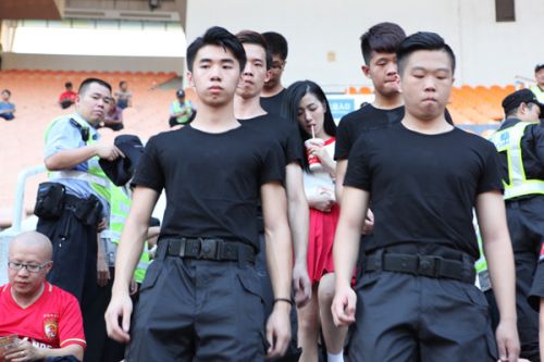 ?；◣?0高手貼身保護看中超，網(wǎng)友扒出驚人內幕