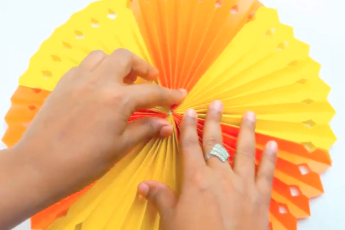 五一勞動節(jié)花朵剪紙掛飾制作方法6