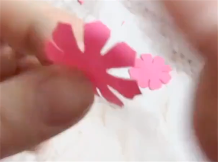 勞動節(jié)花朵卡片制作方法2